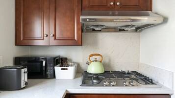 Réfrigérateur, micro-ondes, plaque de cuisson, lave-vaisselle