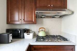 Kühlschrank, Mikrowelle, Herdplatte, Geschirrspüler