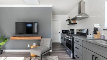 Jääkaappi, mikroaaltouuni, uuni, liesi