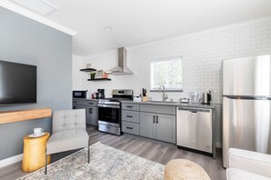 Een koelkast, een microgolfoven, een oven, een kookplaat