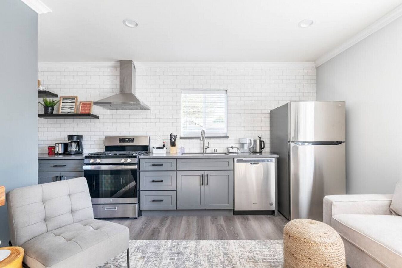 Kjøleskap, mikrobølgeovn, ovn og kokeplater