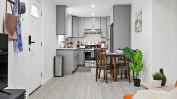 Frigorífico, microondas, horno y placa de cocina