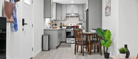 Refrigerador, microondas, horno, placa de cocina