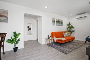 Smart TV, Netflix, books, streaming services