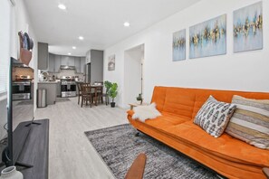 Smart TV, Netflix, books, streaming services