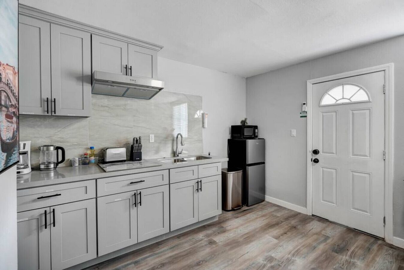 Modern Traveler's Cozy Retreat: Perfect for Solo Explorers and Small Families, Complete with a King Bed, Patio, and Kitchen.