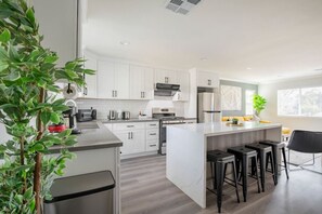 Frigorífic, microones, forn i placa de cuina 