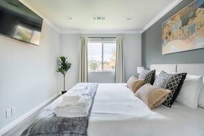 2 soverom, skrivebord, strykejern/-brett og wi-fi (inkludert)