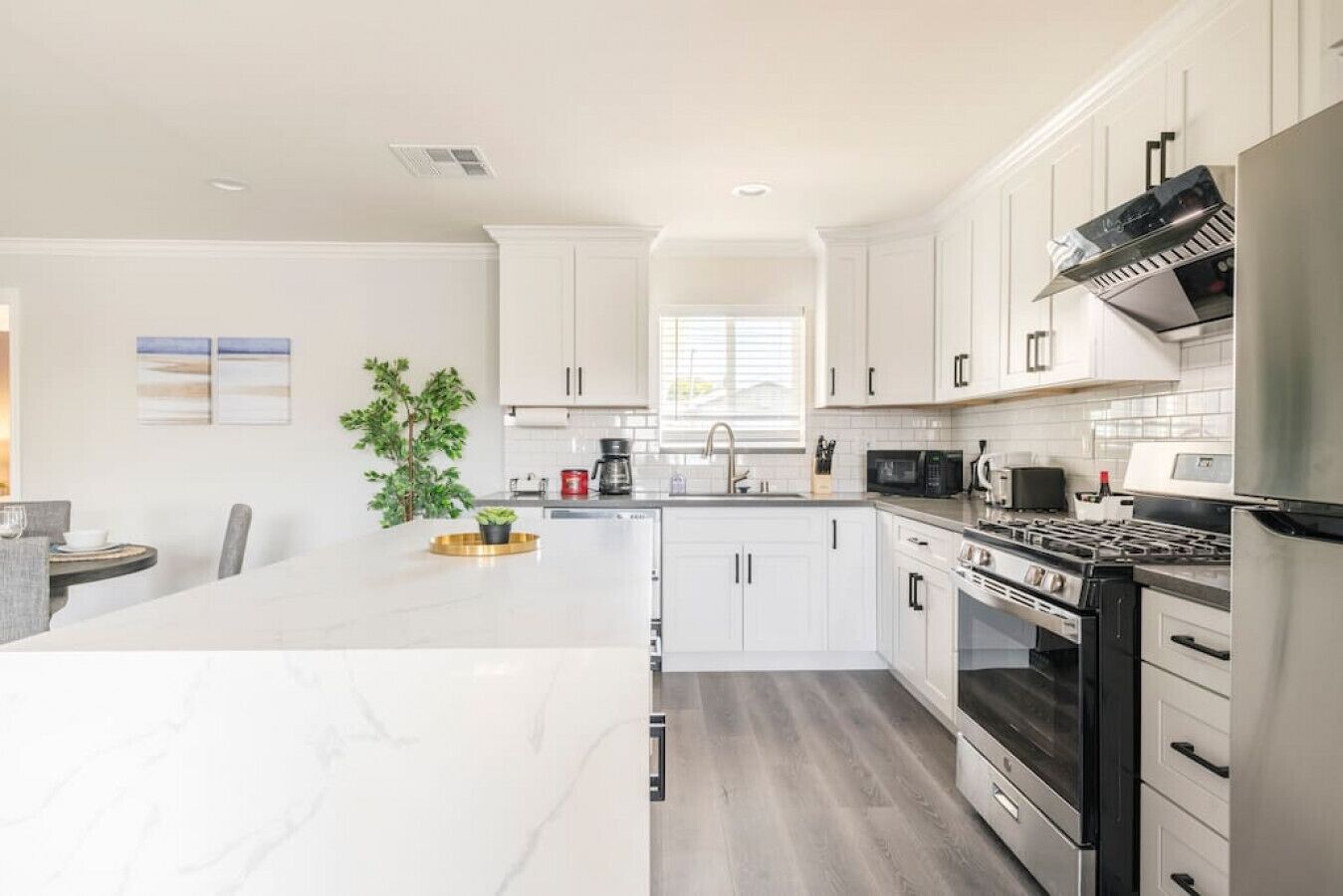 ثلاجة، ميكروويف، فرن، موقد طهي مسطح