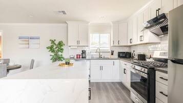 Kylskåp, mikrovågsugn, ugn och spishäll