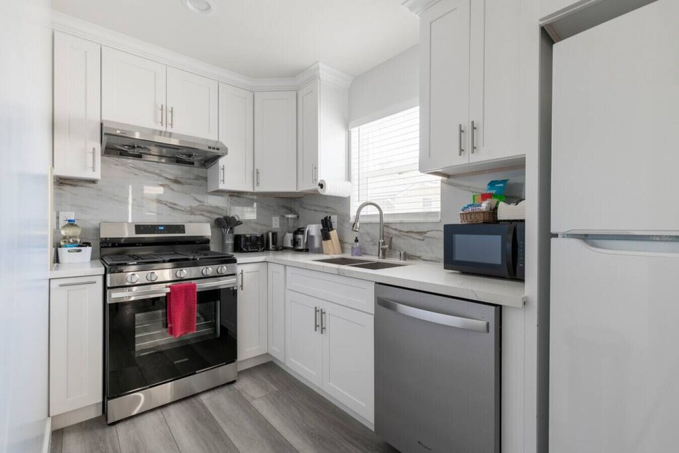 Jääkaappi, mikroaaltouuni, liesi, astianpesukone