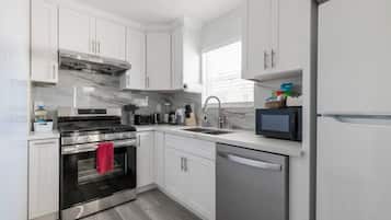 Refrigerador, microondas, parrilla de estufa y lavavajillas