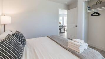 2 makuuhuonetta, allergiatestatut vuodevaatteet, työpöytä