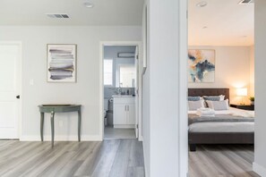 2 chambres, literie hypoallergénique, bureau, fer et planche à repasser