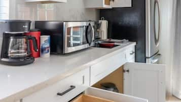 Frigorifero, microonde, piano cottura, macchina per tè/caffè