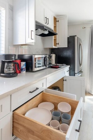 Frigorífic, microones, placa de cuina i cafetera i tetera 