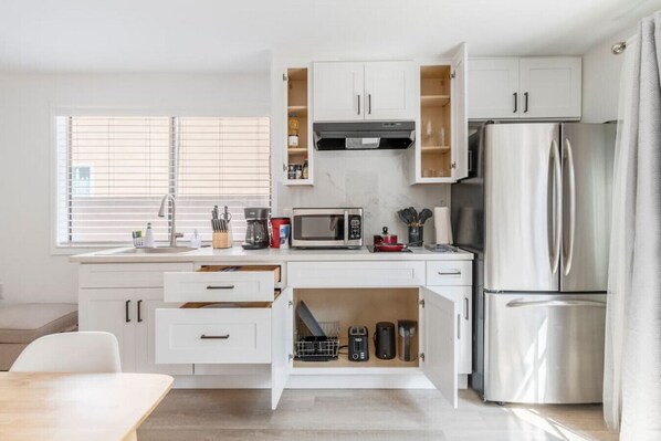 ثلاجة، ميكروويف، موقد طهي مسطح، ماكينة لصنع �القهوة/الشاي