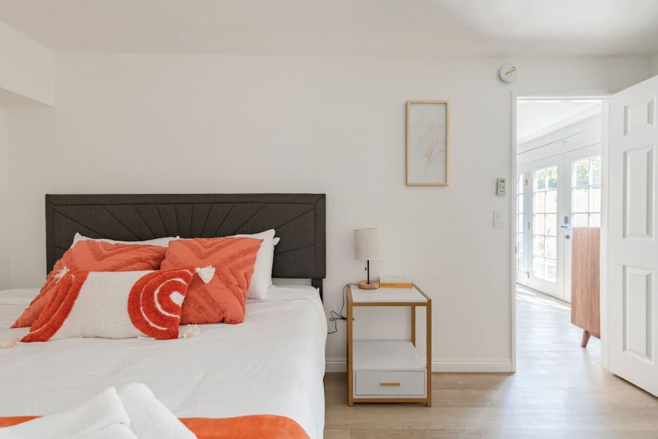 2 slaapkamers, een bureau, een strijkplank/strijkijzer, gratis wifi