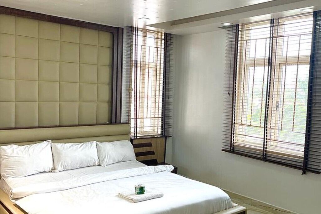 4 bedrooms, iron/ironing board, bed sheets