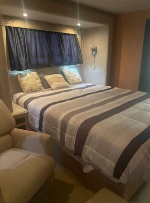 1 habitación, tabla de planchar con plancha, wifi gratis y ropa de cama 
