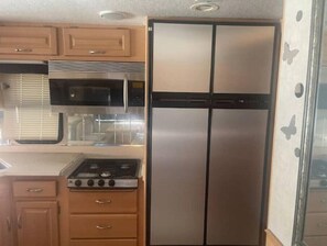 Refrigerador, microondas, horno y parrilla de estufa 