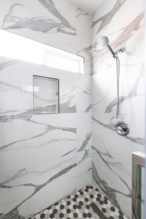 Een haardroger, handdoeken, zeep, shampoo