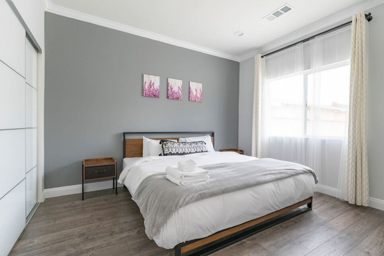 2 室のベッドルーム、アイロン / アイロン台、WiFi (無料)、ベッドシーツ