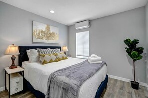 3 quartos, escrivaninha, ferros/tábuas de passar roupa