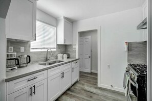 Kylskåp, mikrovågsugn, ugn och spishäll