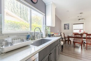 Kühlschrank, Mikrowelle, Herdplatte, Geschirrspüler