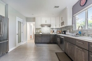 Kühlschrank, Mikrowelle, Herdplatte, Geschirrspüler