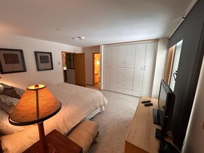 3 habitaciones, escritorio, tabla de planchar con plancha y wifi gratis