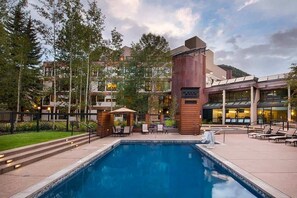 Alberca techada y alberca al aire libre