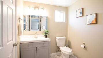 Hiustenkuivaaja, pyyhkeet, saippua, sampoo