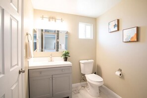 Secador de pelo, toallas, jabón, shampoo