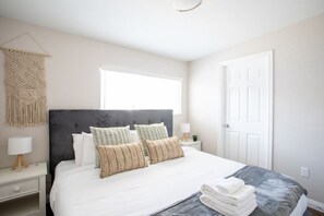 1 habitación, tabla de planchar con plancha, wifi gratis y ropa de cama