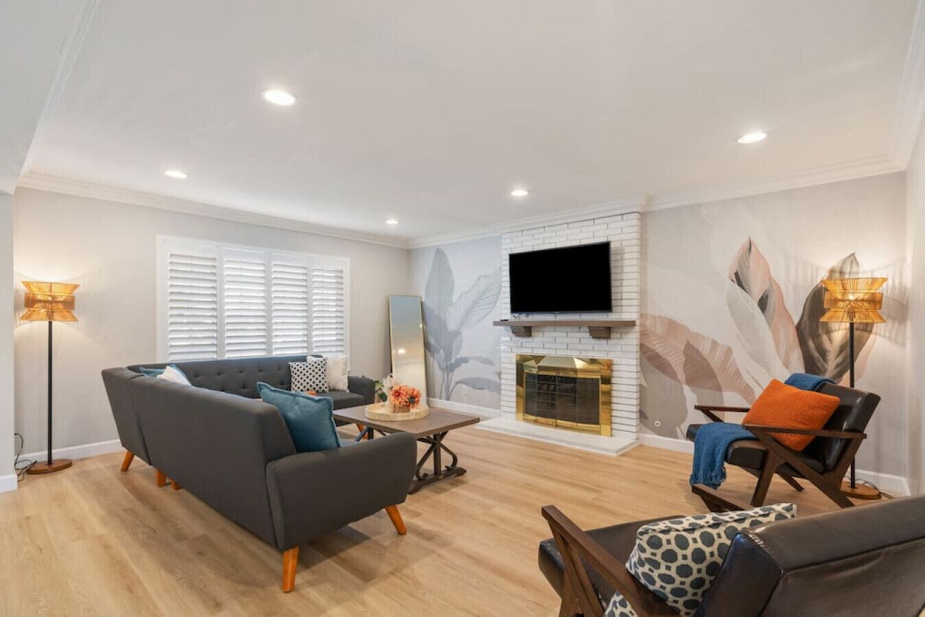 Twilight Paradise: 4 Bedrooms, 2 Bathrooms, Private Pool, Patio Dining for 8, BBQ, and a One-of-a-Kind Indoor Fireplace.