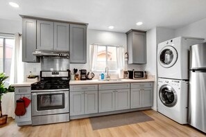 Frigorífico, microondas, horno y placa de cocina