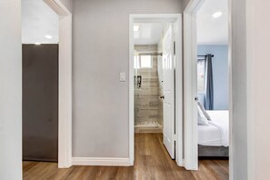 2 dormitorios, escritorio, tabla de planchar con plancha y wifi gratis