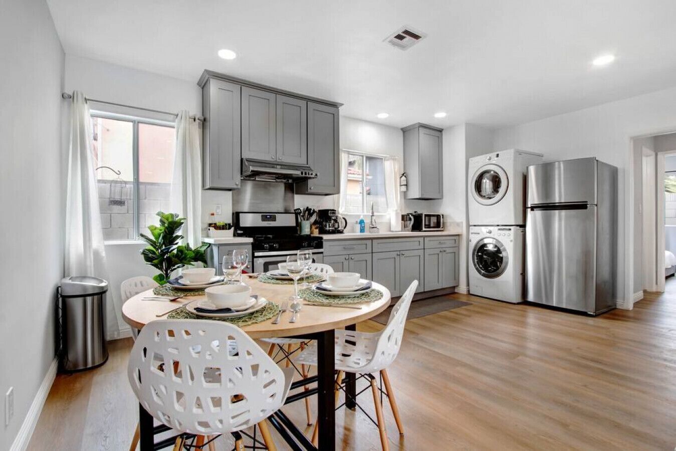 Frigorífico, microondas, horno y placa de cocina