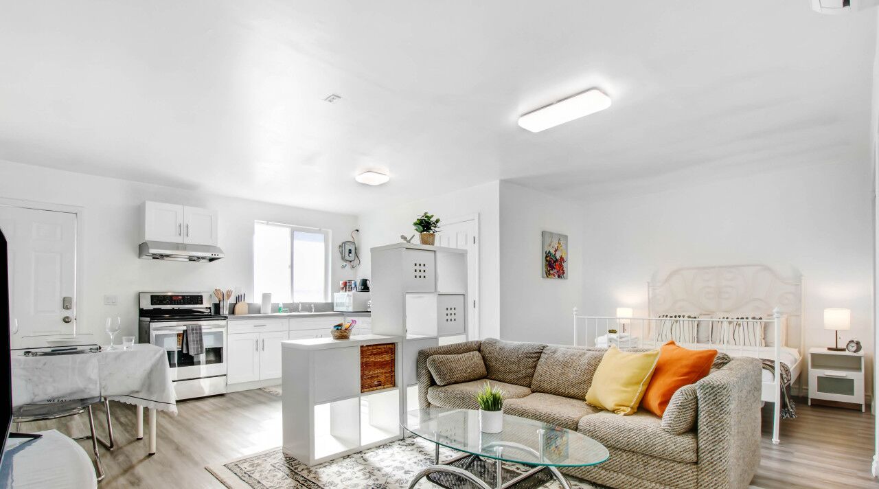 Cozy Studio in Downtown: Stylish Queen Studio with Parking & Streaming – Ideal Weekend Getaway.