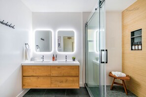 Haartrockner, Handtücher, Seife, Shampoo