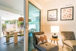Dining - Sleek 3BR Home + EV Charger + Near DTLA #TravelSGV (San Gabriel)