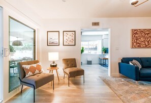 Téléviseur connecté, livres, chaîne audio, imprimante