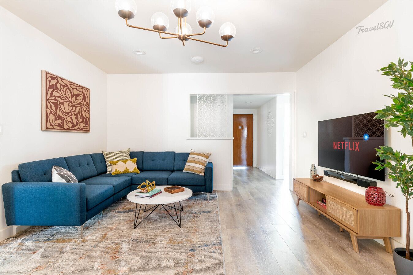 Smart TV, libri, impianto stereo, stampante