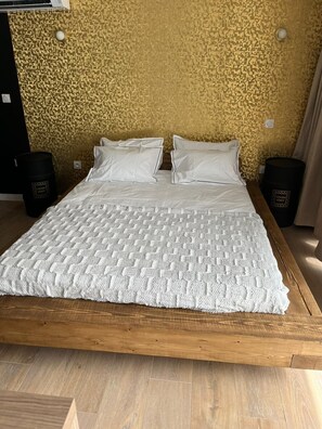 1 bedroom, desk, free WiFi, bed sheets