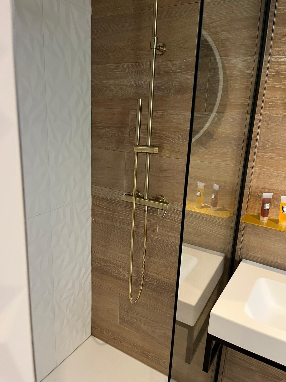 Hiustenkuivaaja, pyyhkeet, saippua, vessapaperi