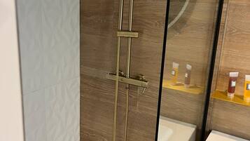 Hiustenkuivaaja, pyyhkeet, saippua, vessapaperi