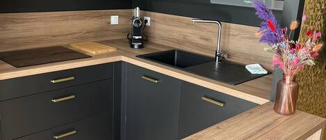 ثلاجة، ميكروويف، موقد طهي مسطح، ماكينة لصنع القهوة/الشاي