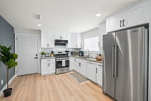 Geladeira, micro-ondas, fogão, cooktop